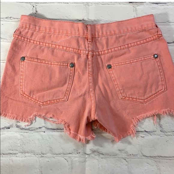 Free People Distressed Peach Cutoff Shorts size 24 - Picture 5 of 10